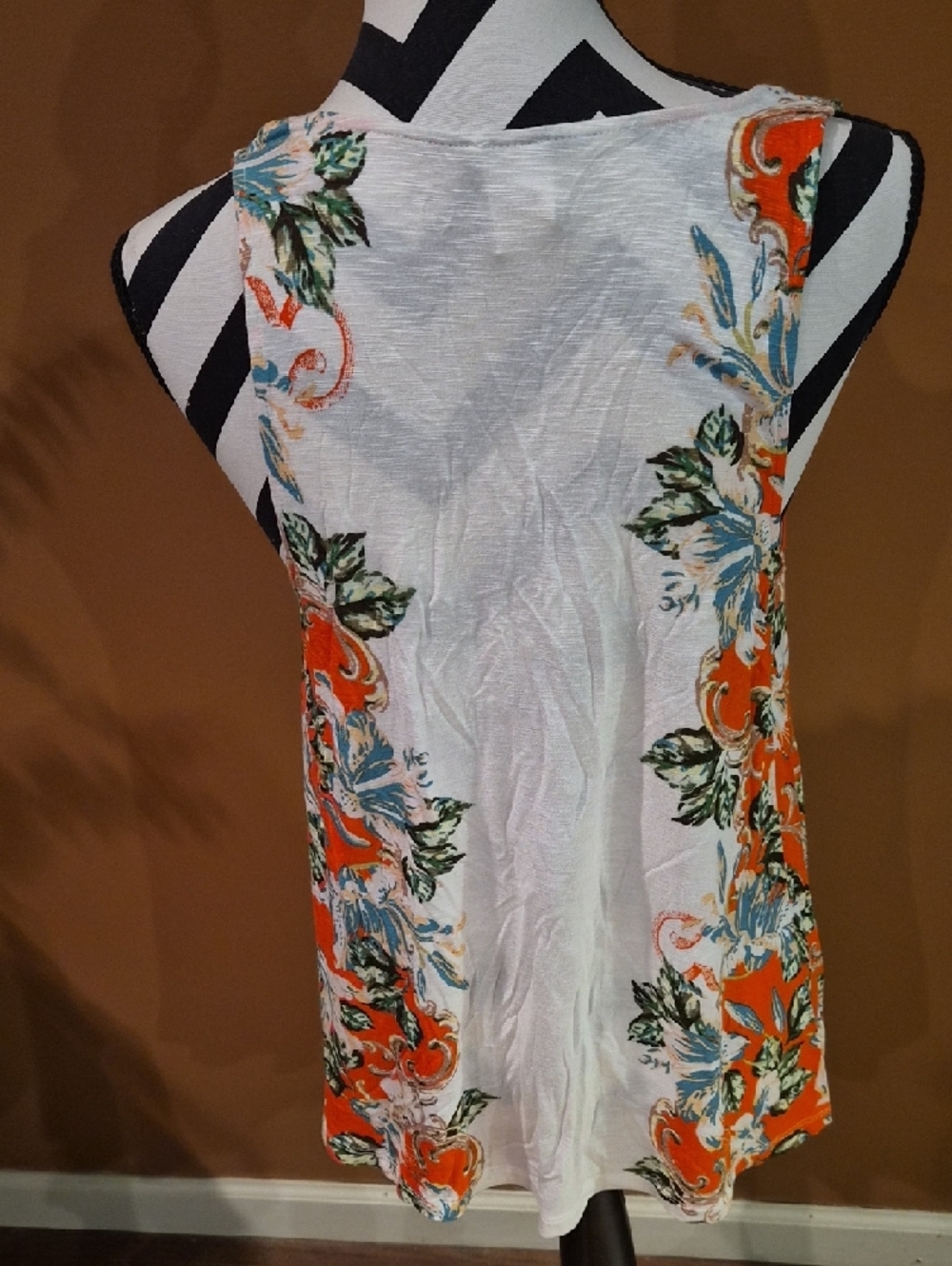 Button-Front Floral Tank Top in Orange & White - Picture 4 of 5